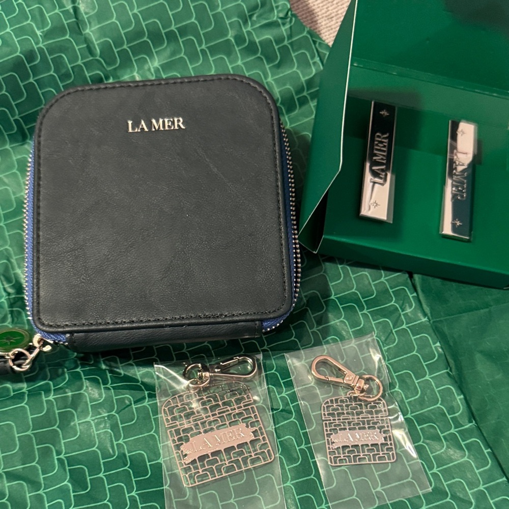 La Mer small makeup holder, keychain and sliver hair clips